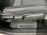 シートハイトアジャスターが付いているので運転姿勢を調整するのに便利ですね。身長に合ったシートポジションは安全運転や疲労軽減にもつながります。