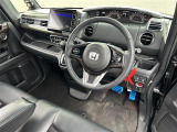 【運転席】座り心地が良いシートなので長時間の運転でも快適にお過ごしいただけます。新品のフロアマットのご注文も可能です。掲載箇所以外にご希望の写真がございましたらお気軽にお問い合わせ下さい。