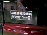 お車の危機をアラームで警告する盗難防止装置を装備しています。