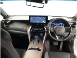 デザインもよく、居心地のよい運転席ですね。分かりやすいスイッチ類ですから操作もしやすく運転をサポートします。ぜひご来店いただき、実際にお座りいただいてステアリングを握ってみてください!
