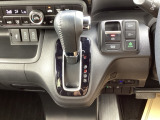 シフトはインパネシフト、パーキングブレーキは電子制御なので運転席と助手席の間はすっきりしています。