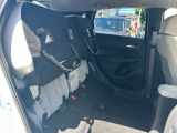 後部座席の座面を跳ね上げれば、背の高いお荷物も積み込みやすくなります。
