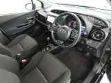 シンプルで使いやすいデザインの運転席です。