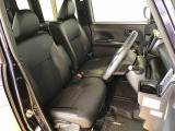 運転席の座面高さを調整できるシートリフターが付いています。フロントシートはベンチシートを採用で、座面も広く使い勝手もいいですよ♪
