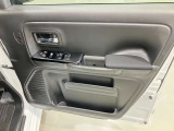 【運転席ドア】ボトルホルダーや収納ポケットが付いているので運転席周りもスッキリ保てます★