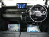 運転にかかわる様々な操作を安全に行えるように視点移動が少なく、操作性に配慮されたスイッチ類が凝縮されたコクピットです。