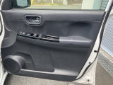 【運転席内ドア 】ミラー操作やウィンドウ開閉スイッチはドライバー目線で配置され、快適な操作性を実現!