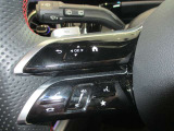 ハンドルスイッチ(左)は、運転中に手を離さずナビ画面を安全に操作できます。