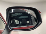 ブラインドスポットモニター(BSM)を装備しています。隣を走る車両が死角に入るとミラー内LEDインジケーターが点灯。さらに、ウィンカーを出すとインジケーターが光って点滅して注意を促してくれます。