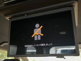 【フリップダウンモニター】大画面モニターで後席でもエンタメをお楽しみいただけます。小さなお子様にも大人気の装備です♪