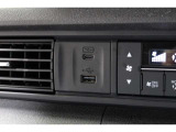 スマートフォンなどの音楽再生が可能なUSB接続ジャック装備車両です♪♪♪