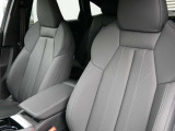 (運転席/助手席)長時間のドライブでも疲れにくい少し固めのシートです。全車標準でサイドエアバッグを標準装備しております。