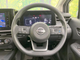 インテリアに合わせたデザインのステアリングは、運転される方のことも考え、運転しやすい形状、大きさです。是非一度、実際に触ってお確かめください。