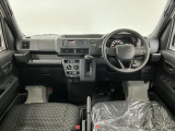 【インパネ】運転のしやすさを最優先に設計された見晴らしの良いフロントビュー。車両間隔が掴みやすく狭い道でも安心♪「安全」と「品質」を最優先に、安心してお乗りいただけるクルマを提供いたします。