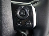 ステアリングスイッチ付き。前方から目を離すことなく操作することが可能です。