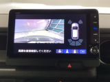 バックギアに入れますとご覧のような画像に自動的に切り替わります。車庫入れ時に役立ちます。