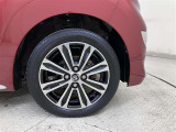 純正のアルミホイール装着。タイヤサイズは165/55R15