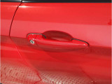 【デザインとの融合】BMWデザイナーが創り出したボディデザインを損なう事のない様に配置とデザインに拘っています。ドアノブについてもBMWの拘りに妥協はありません。