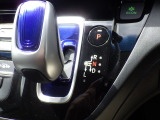 インパネシフトだから視線の移動も少なく足元もスッキリ♪運転席もゆったりしているのでゆとりを持ってドライブできますね!