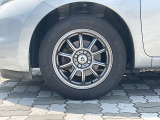 社外アルミホイール。タイヤサイズは185/65R15です。