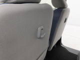 助手席シートバック荷物フック。手荷物をサッとかけたり、車内の置き傘やボックスティッシュの吊るし収納としても便利にお使いいただけます。