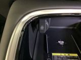 センターコンソールにはワイヤレス充電器を装備してます。Qi(チー)規格対応のスマートフォンなどを置くだけでワイヤレスで充電可能です。またスマートフォンの充電可能なUSB端子なども別途装備しています。