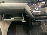 車検証入れになどにも使える便利な収納BOXあります。
