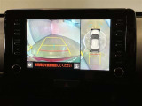 【パノラミックビュー&バックビュー】駐車時の安全確認をする為に車両上方からの映像と後方カメラからのを同時に表示しバックガイドも付いているのでバックの苦手な方でも安心して運転出来ますよ。