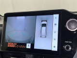 パノラミックビューモニターを装備。駐車場や交差点でクルマを真上から見るように周囲を確認できます。機能の詳細は販売店スタッフまでおたずねください。