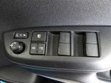 パワーウィンドウスイッチで運転席から全席の窓の開閉ができます。