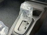 未使用車ですので、シフトレバーもきれいな状態です。