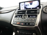運転・助手席で独立した温度設定のできる、オートエアーコンディショナー。花粉除去機能、ナノイオン発生機能を装備し、室内を快適な環境に保ちます。
