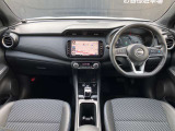 前席全体の内装となっております。車内もお洒落で高級感もありドライブも楽しくなります♪