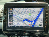 日産純正10インチメモリーナビ(MM520D-L)装備。NissanConnectマイカーアプリ対応、オペレーター通話や音声対話検索にも対応、HDMI入力やBL再生など多彩なメディアに対応。