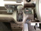 足元スッキリ、インパネシフトです。パーキングブレーキは電子制御パーキングブレーキタイプなので、運転席と助手席の間がスッキリしています。