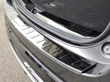リアバンパー上部への傷付きをガードするプロテクターが付いているので、傷を気にせず荷物を積み込めます。
