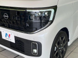 【LEDヘッドライト】悪天候や夜間走行時も良好な視界を確保し安心して運転できる高輝度LEDヘッドライトを装備!点灯速度が早く、消費電力も抑えられています。