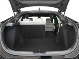 2列目シートは左右独立で倒すことができます。3人乗車状態でより多くの荷物を積むことができます。