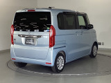 スライドドアは通常のドアに比べて、車のボディーに対し平行に開閉し、開けてもスペースを取りません。出入り口が大きいドアはお子様のいるご家庭はもちろん、混んだ駐車場でも大活躍です!