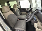 座面も厚みがあり背もたれも高く、広い足元にゆったり座れるシートです。運転席と助手席の間が空いている為、助手席側への移動がスムーズです。交通量の多い道でも助手席側から乗り降りができます。