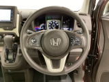 ハンドルにHondaセンシング系のクルーズコントロールやレーンキープアシストなどのスイッチと、オーディオの操作スイッチが装備されています。ハンドルから手を離さず安全に操作できます。