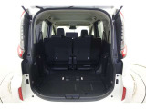 3列目シートは折りたたみが可能です。たためば荷物もしっかり積める!キャンプ用品なども、気兼ねなく積めそうです。旅行にも強い味方ですね。