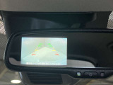 【バックモニター】駐車するとき、後ろのスペースがどれくらいあるかわからず、うまく停められない・・なんてことを防ぐ、バックカメラを装備、ルームミラ-に画像が映ります。