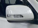 視認性の良いターンランプ付きドアミラー。 周りからどっちに曲がるか判りやすくなって安全性が向上しますね。