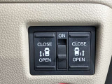 運転席からワンタッチでスライドドアの開閉が可能、便利なオ-トスライドドアスイッチ付
