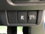 急速充電時は、車内の専用スイッチを操作することで充電口の蓋が開く仕組みです。車内からの操作に限定することで、誤接続や差し間違いを防ぐ安全性の高い設計となっています。