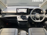 前席全体の内装となっております。車内もお洒落で高級感もありドライブも楽しくなります♪