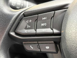 ステアリング左にはオーディオスイッチをまとめて配置しており、運転中のオーディオ操作による危険を減らしてくれます。