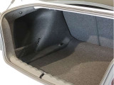 【トランクルーム】全面をファブリック処理し荷物に傷がつくのを防ぎます。ラゲージルーム照明を装着。背もたれをほぼ水平まで倒すことが出来ます。大きな荷物の収納にも便利です。