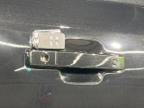 キーのボタンを押したり、キーをドアロックに挿入したりすることなく、車両に乗ることができます。これによりキーを見つけるためにポケットやバッグを探したり、アンロックボタンを押したりする必要が無くなります。